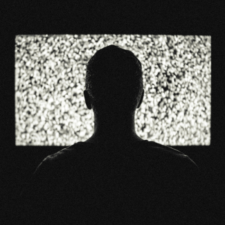 Homme face à la télévision